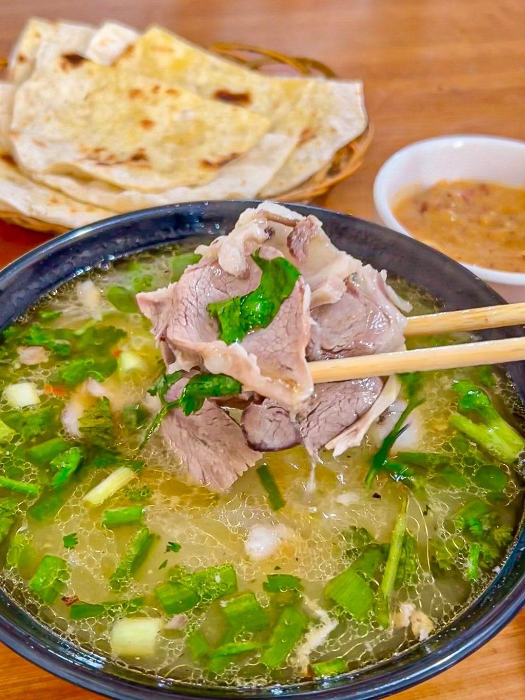 今天表姐来家里玩，我们煮了羊肉汤，结果大家都吃上火了，现在的羊肉便宜了，煮好的5