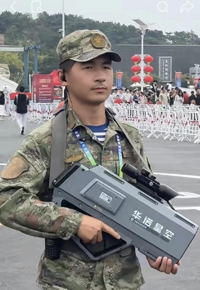这是什么武器是不是“激光枪”，也有人说这是无人机反制武器，感觉这个造型科技感十足