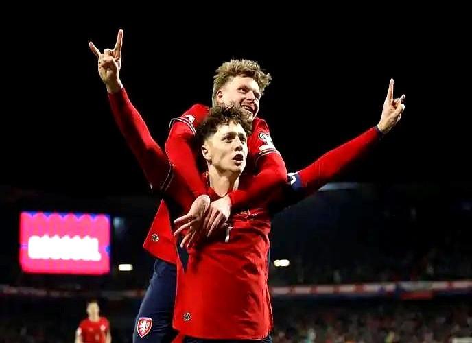 意大利队又崩了！连续三届无缘世界杯，这次倒在了点球大战。

昨晚世界杯欧洲区附加