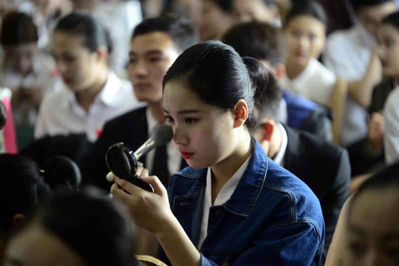 最近又送了一个空姐去机场上班，发现这个时间点，空姐空少挺多的。这个空姐我送了她两