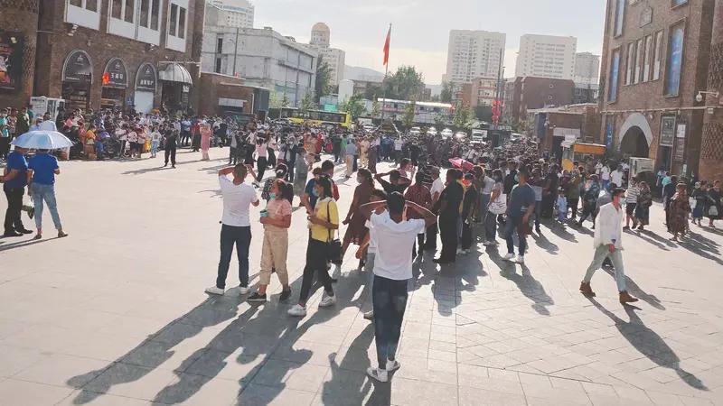 新疆群众围在大屏幕前观看足球赛 新疆群众围在大屏幕前观看足球赛，这画面太有氛围感