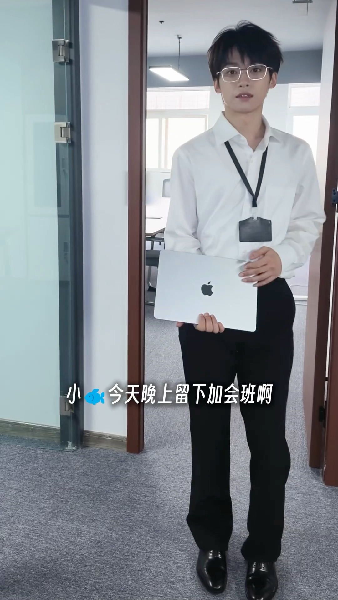 梓渝版闪身步 梓渝版闪身步挑战，网速好快，朋朋又用帅脸搞抽象，哈哈哈哈哈哈哈好长