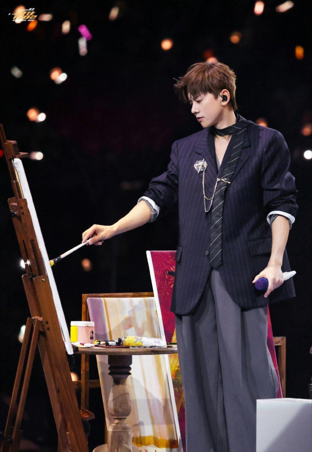 谁懂张杰撩衣服这一下我宣布杰哥今天晚上的造型封神，特别是这个金色大衣和一段休闲西