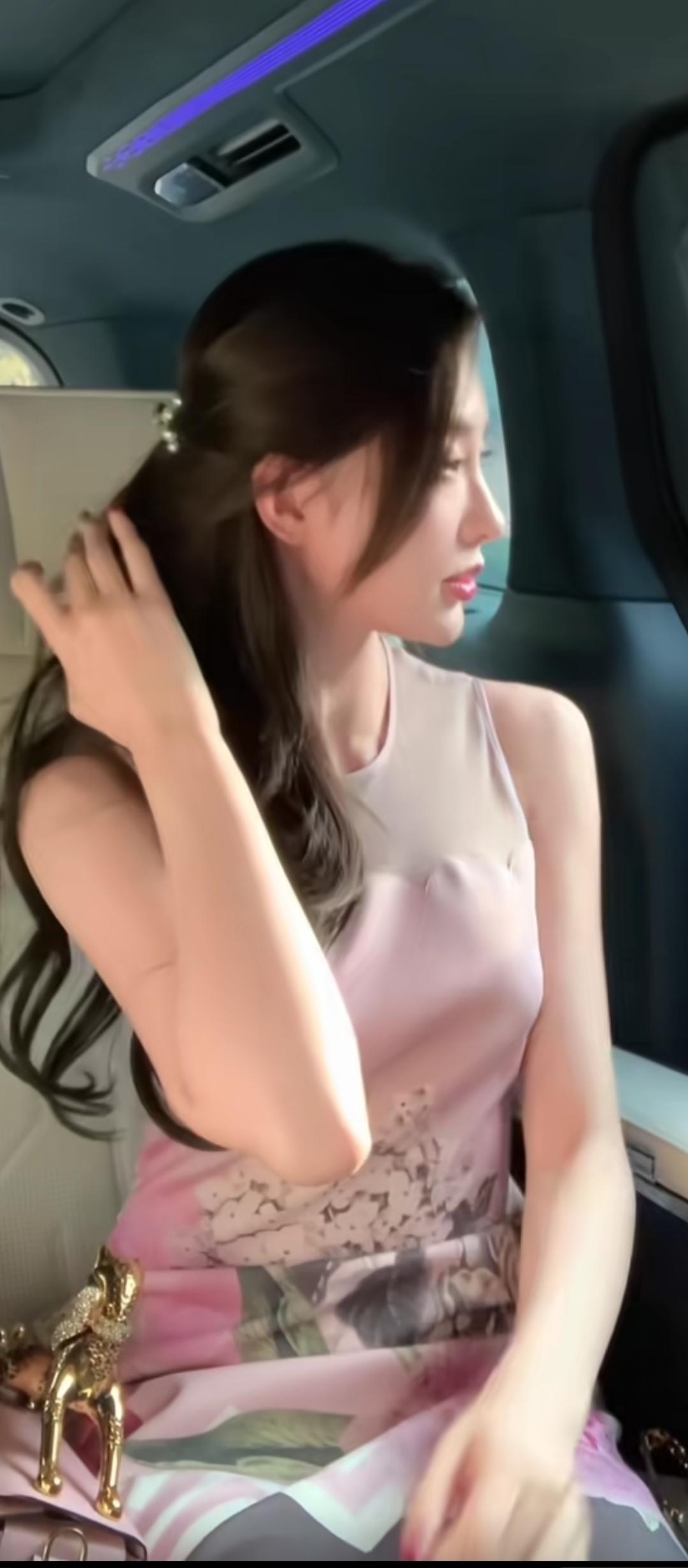 轻纱拂面，车中人影。