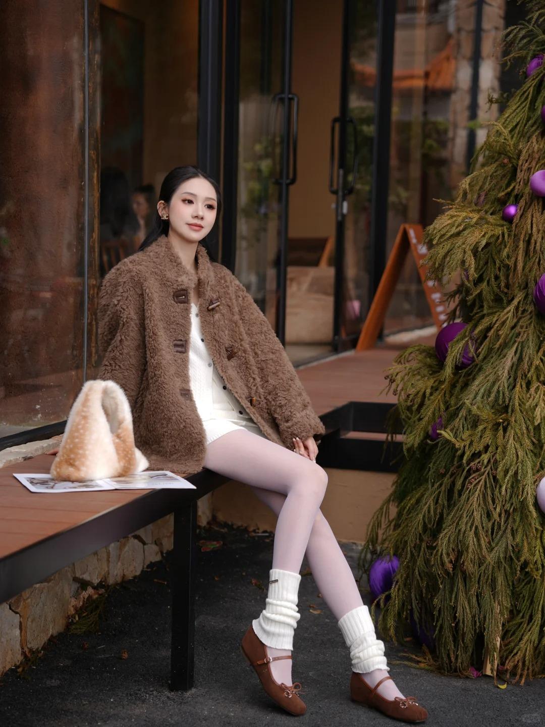 终于等到可以把毛绒外套焊在身上的季节啦～ 软乎乎的羊羔毛裹住全身，像被温顺的小羊