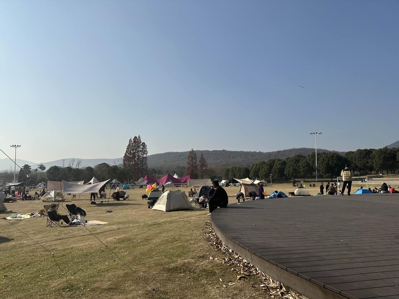 小朋友们玩气球，放风筝，拔河，跳绳……

大人们喝茶聊天，还有烧烤的……

惬意