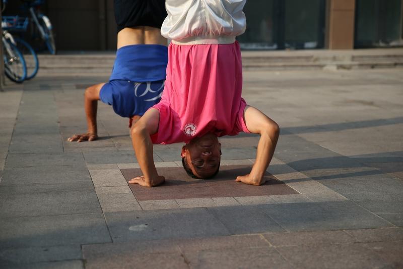 临近年底琐事扎堆，想让自己放松、开心快乐，有不少实用方法。
多去拥抱，研究表明触