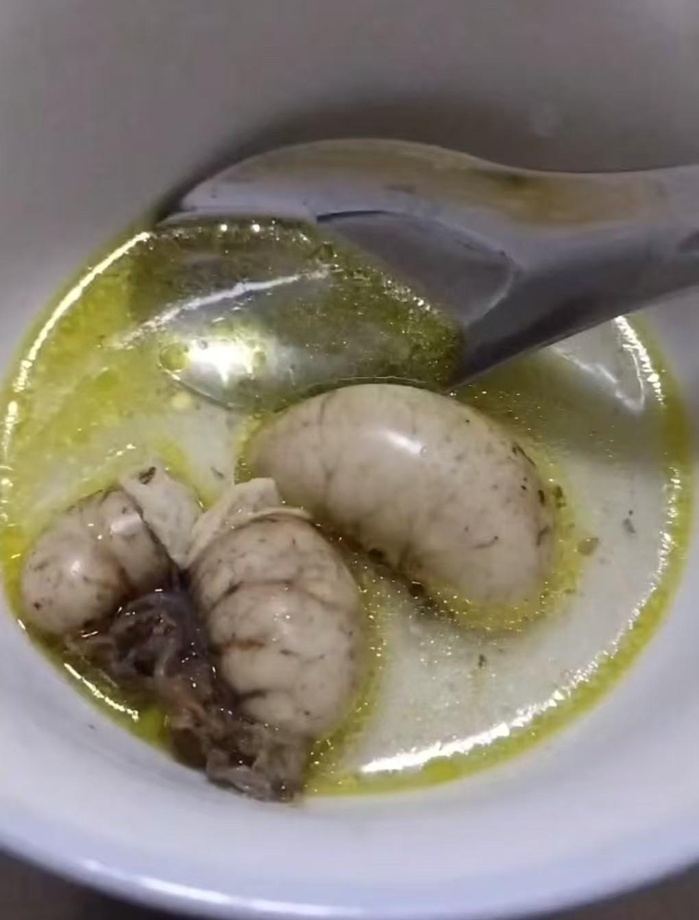 x，x，x
前天回婆家，

给了婆婆2000块红包，

又花了300请她和公公吃