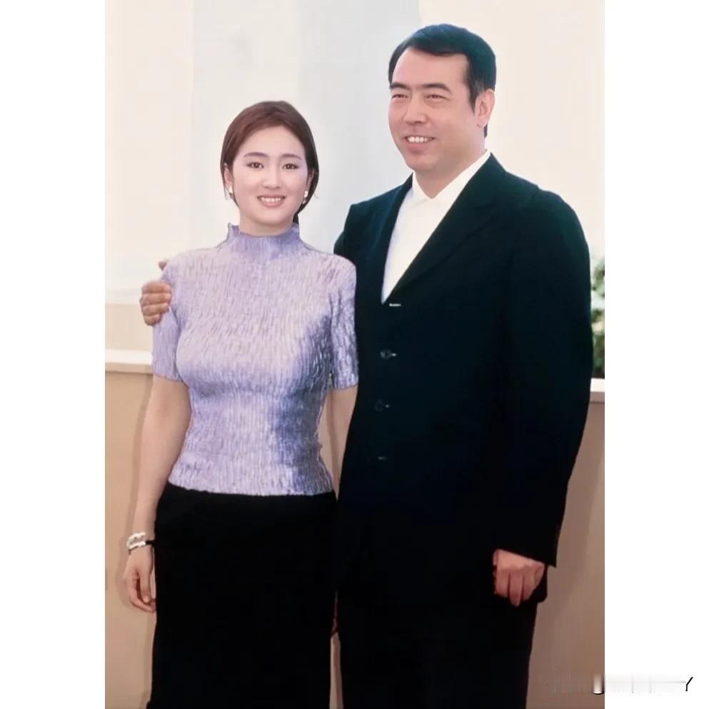 1996年，巩俐和陈凯歌在法国戛纳的留影旧照，那时候巩俐31岁，身材丰腴，美丽动