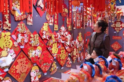 传统年俗仪式的改变：烟花爆竹因环保和安全管控被禁放，少了“年味儿音效”。年货筹备