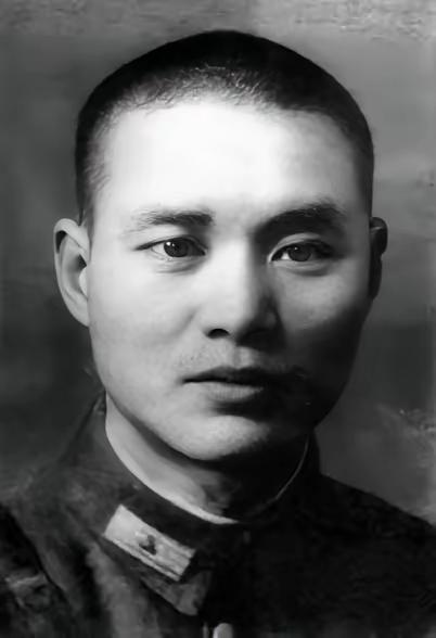 1980年，沈醉飞去见前妻粟燕萍，发现她已另嫁唐如山。

他没闹，反而握住唐的手