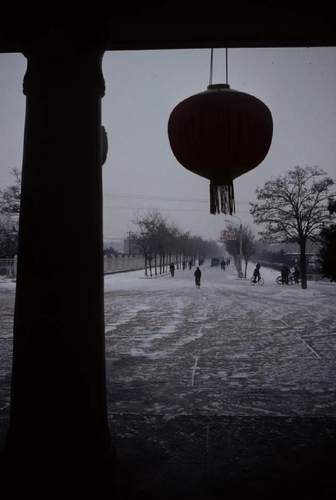 工厂门外，大同，1988年12月摄。 ​​​
