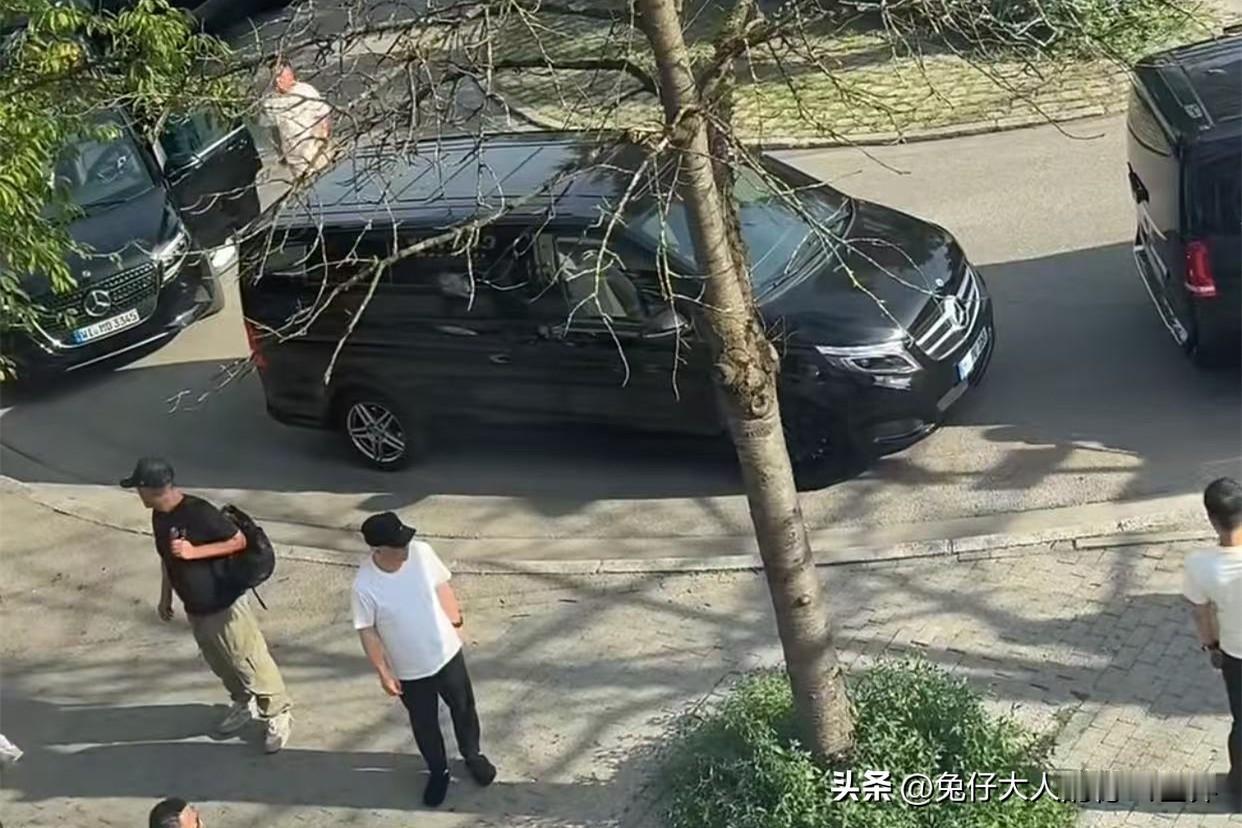 网友德国街头偶遇郭德纲！ 这位网友在饭店吃饭，来了四辆车在饭店门口停下。郭德纲从