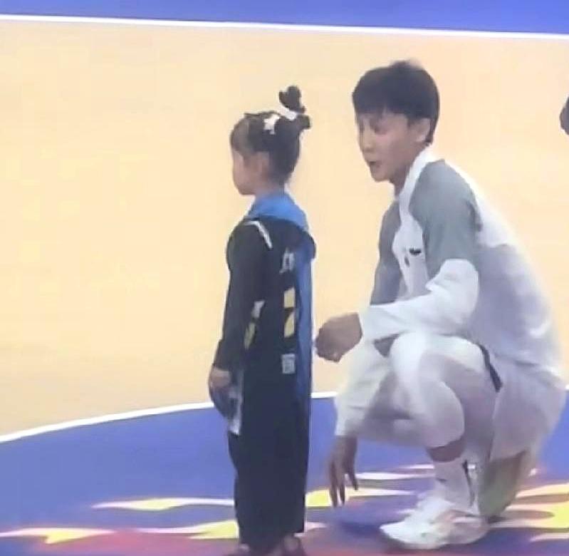 宏远球迷见面会弄巧成拙，小女孩被徐杰陪玩，全队陪护她扣篮。
 

这事网上直接吵