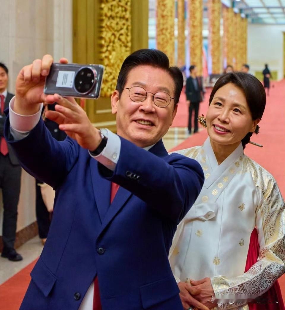 哇塞！
不得不说，这是我见过李在明最开心的时刻！难道你们不这么认为吗？[鼓掌][