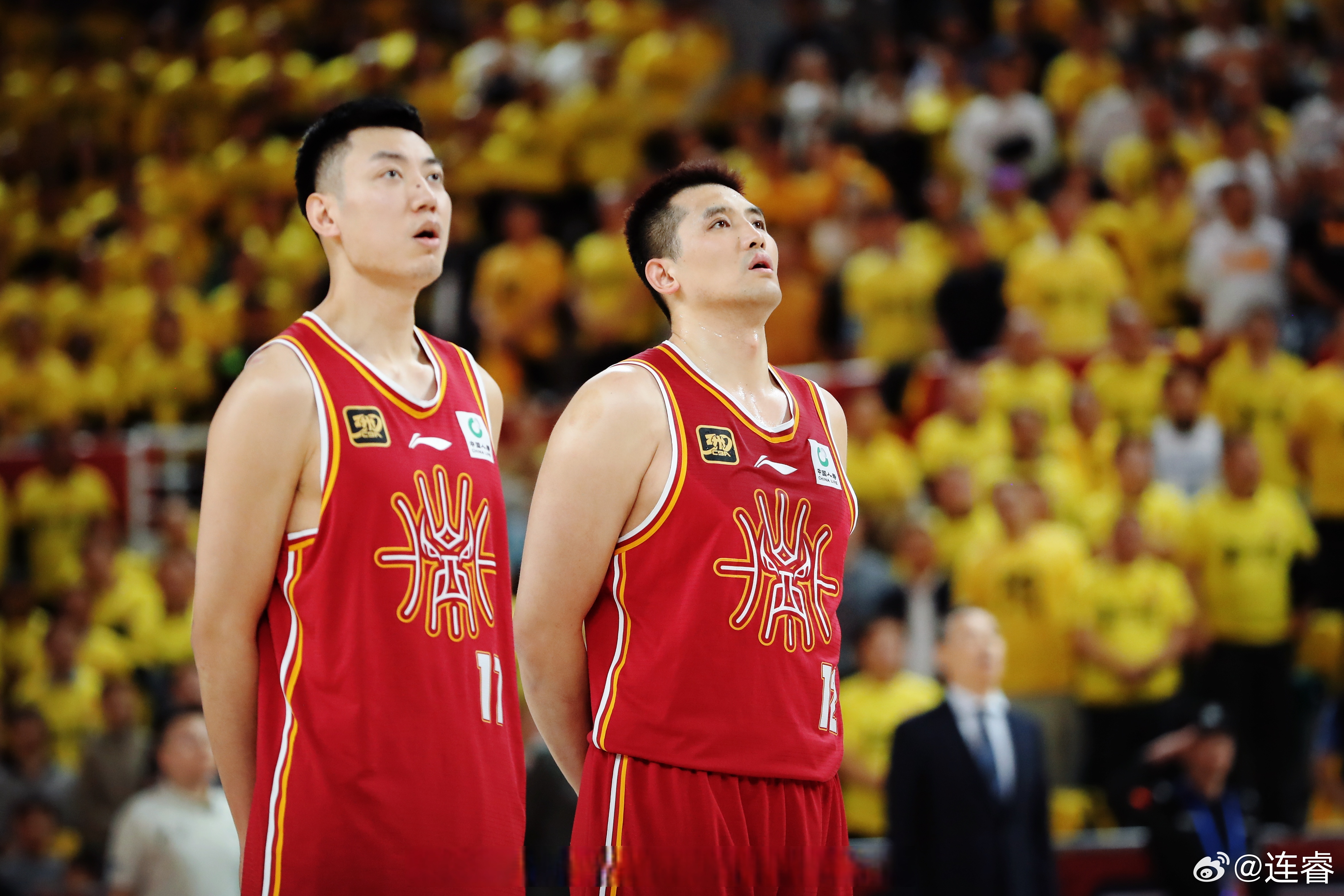 焦海龙二阶段回归后打了四场比赛。就在刚刚他被落地的奈特砸到膝盖出现反关节情况痛苦