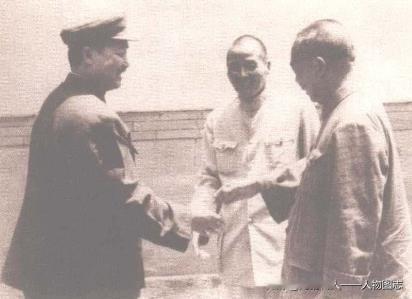 1950年，贺龙(左一)在重庆接见国民党军起义将领刘文辉等。