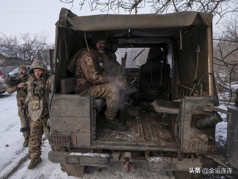 俄乌对乌军空降行动结果说法不一 俄乌又为乌军空降行动结果吵起来了。11月1日，俄