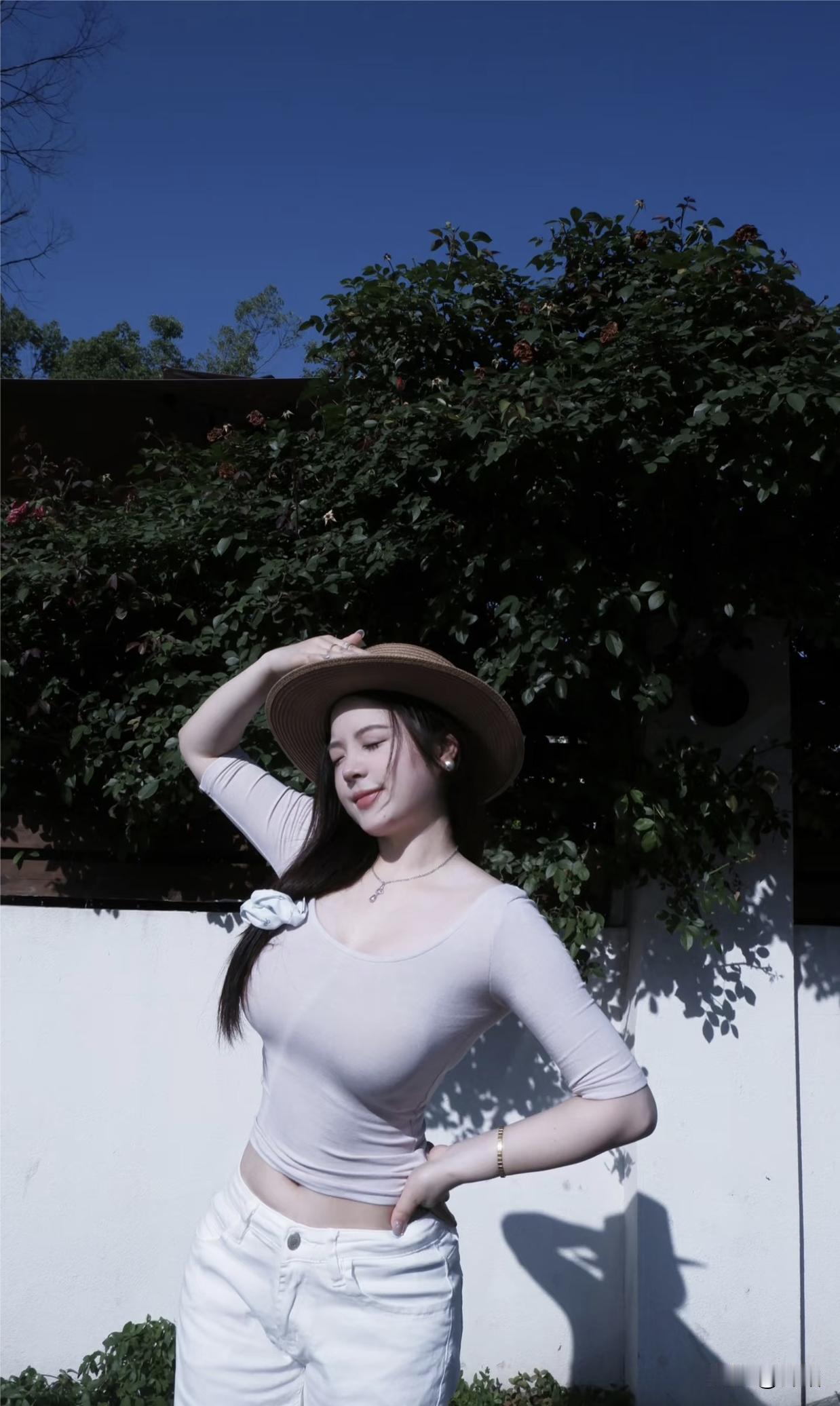 美图欣赏，看图写诗

《晴隅嬉影》
七言绝句

晴光漫染绿映墙，
草帽轻挥意态扬