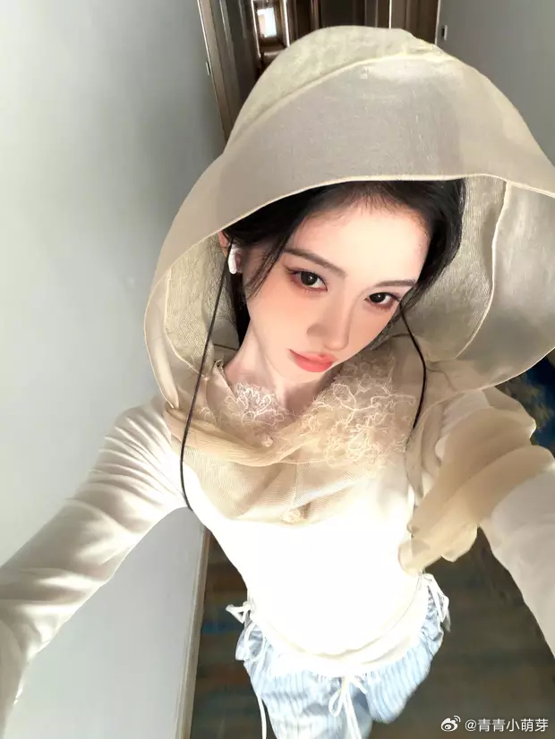 分享娱乐[超话]分享娱乐 鞠婧祎斗篷造型气质古典空灵， 双手比心娇俏可爱 ​​​