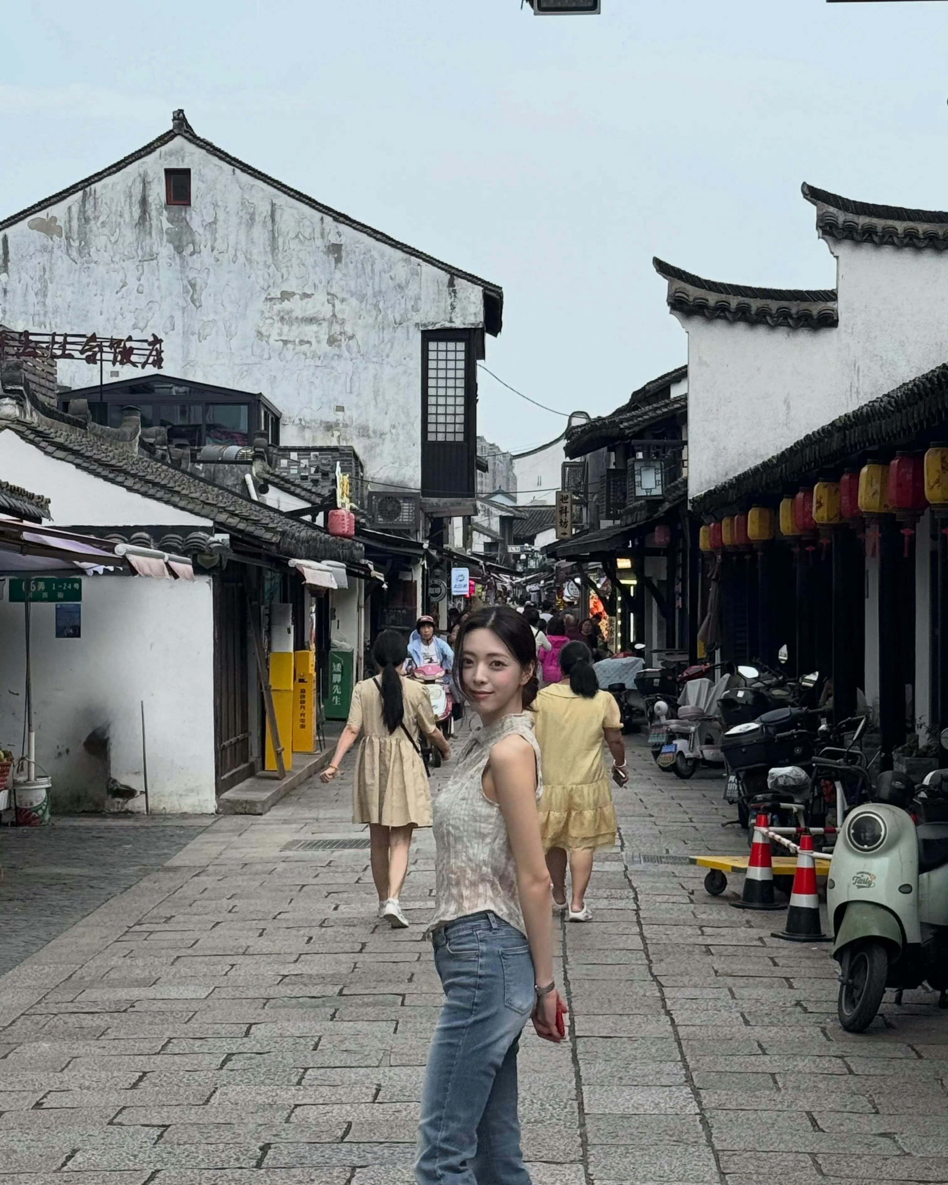 申有娜真的经常用天仙一样的脸拍些很接地气的照片 