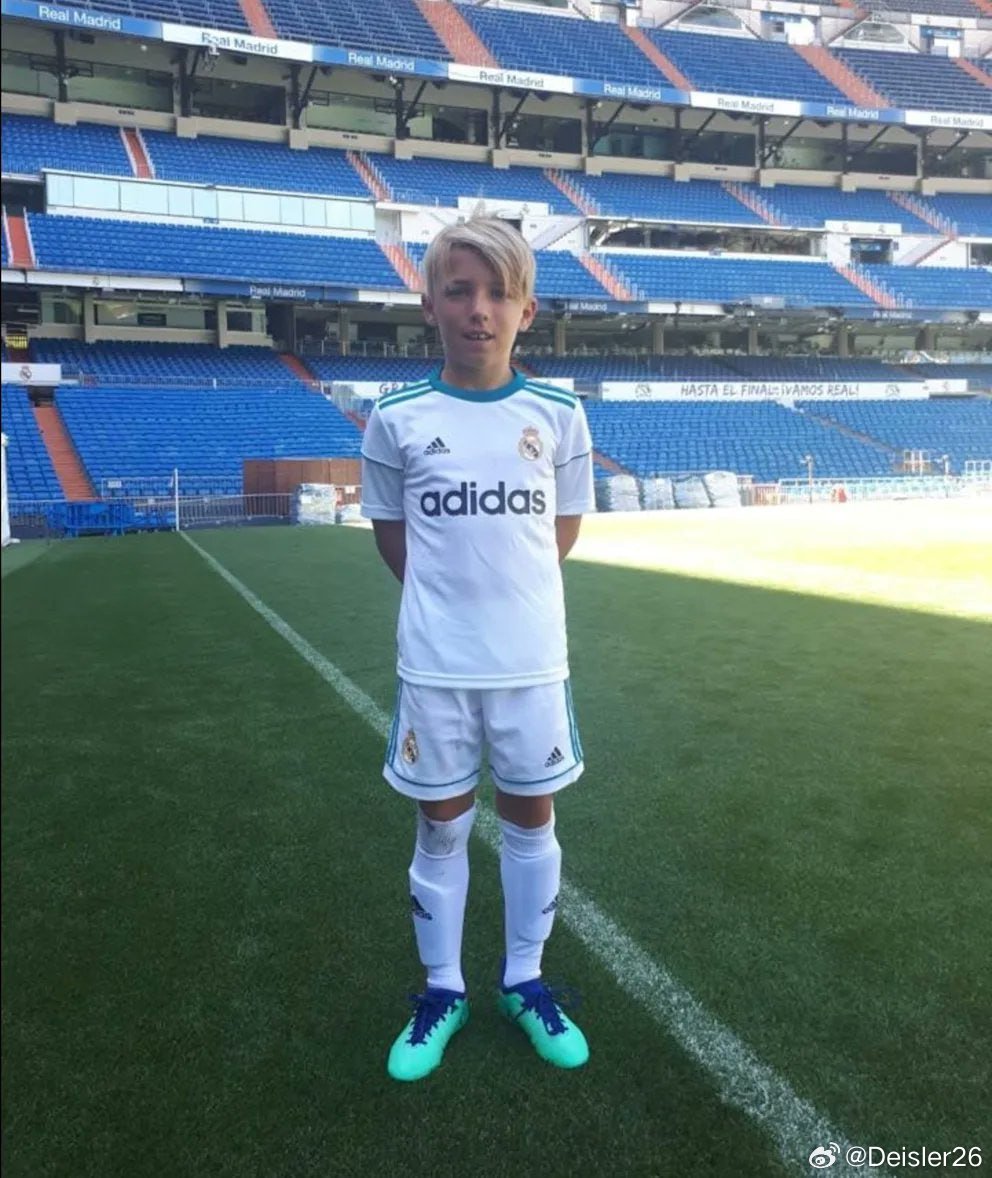 ➡️你還記得在皇家馬德里試訓期間，去過的聖地牙哥·伯納烏球場嗎❓🎙️倫納特·卡