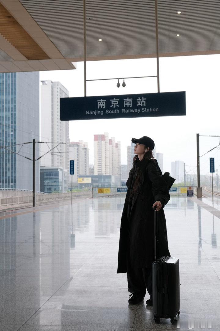 张艺凡人前人后两副面孔张艺凡人前女明星人后不认识 前一秒还在围挡后面歪歪扭扭地搞