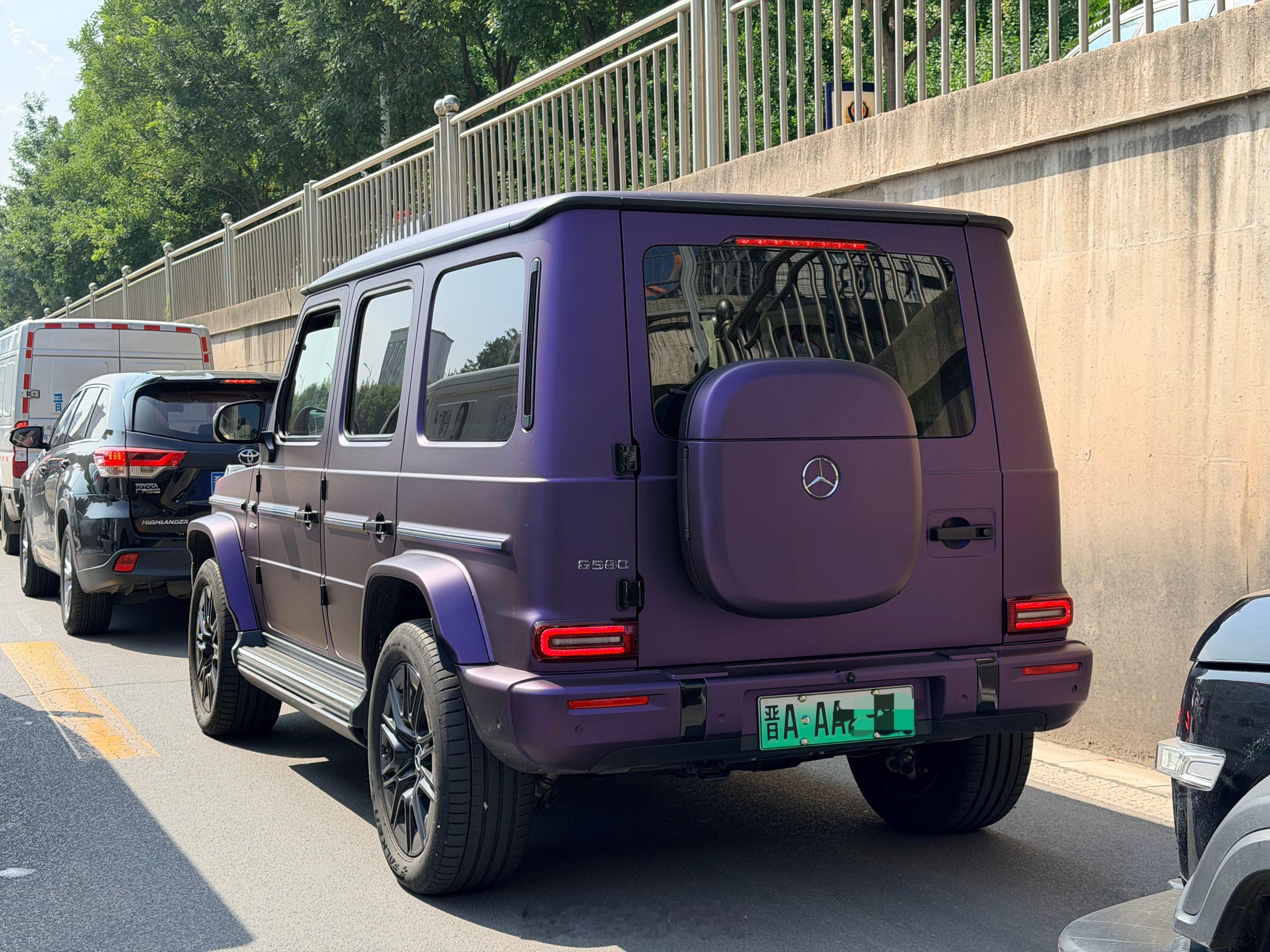 奔驰大g 的女车主真不少纯电G580开车的是个气质极佳的美女 