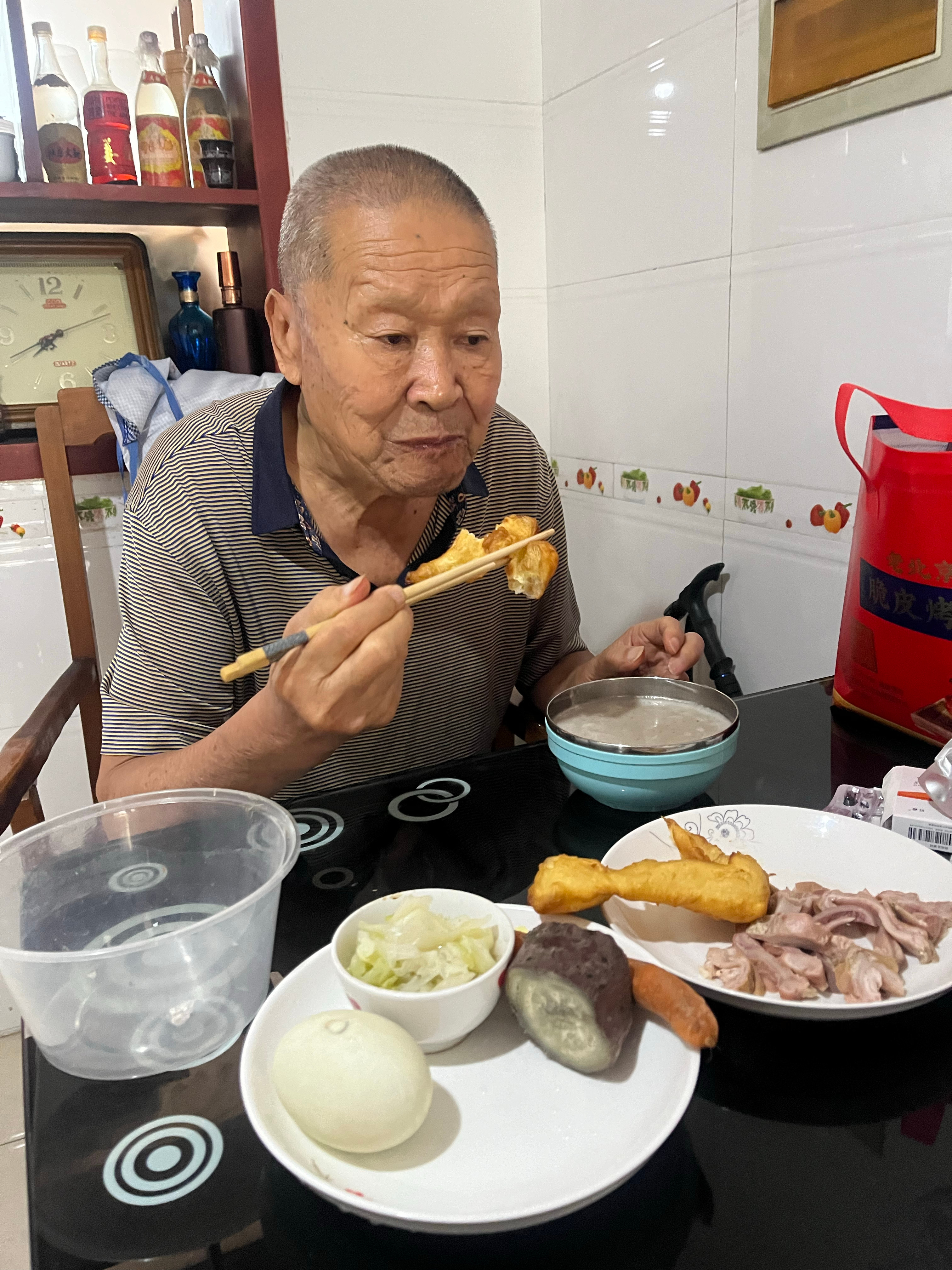 值班的日子几乎顿顿都喝粥，八宝粥米粥豆浆白粥轮番来，今天让娘挑一种：饺子大米面条