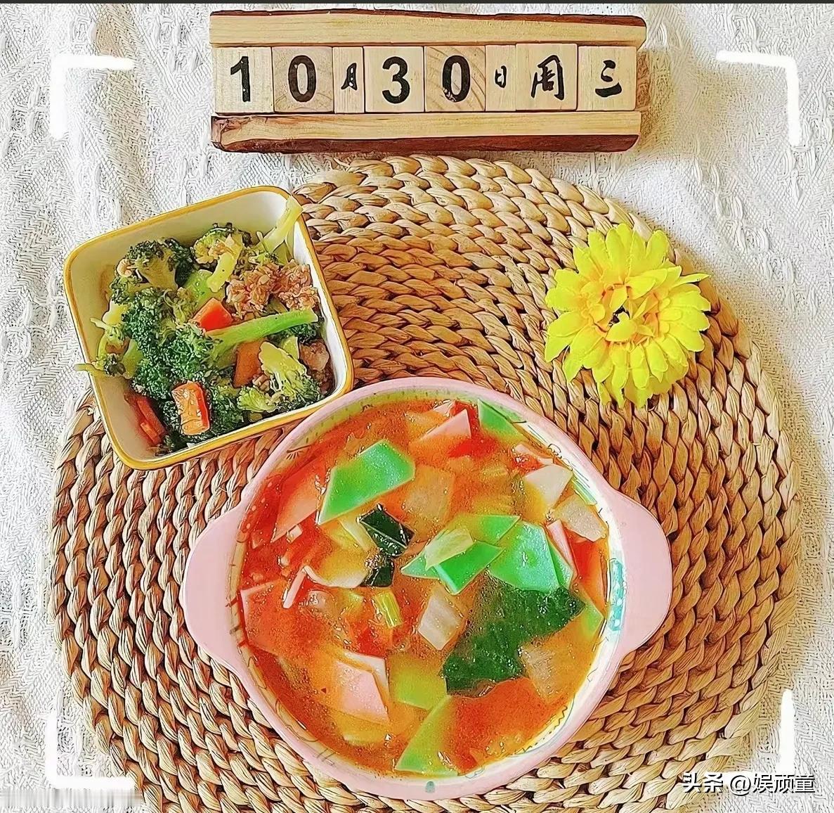 谁懂这碗面条的含铅量！
它出自甘肃天水出事的幼儿园，面食精心的搭配，有绿色、粉色