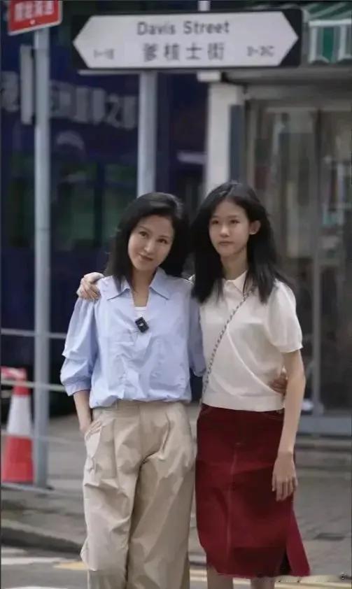鲍蕾真好命，找到极帅的陆毅当老公，关键是老公帅还专一，还拥有两朵金花般的女儿，完