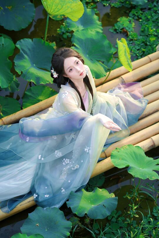 当我穿汉服去100公里外拍荷花🪷