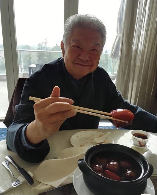 2018年，主持人问蔡澜：“什么样的女人才值得深交？”蔡澜答得干脆：“别看美貌身
