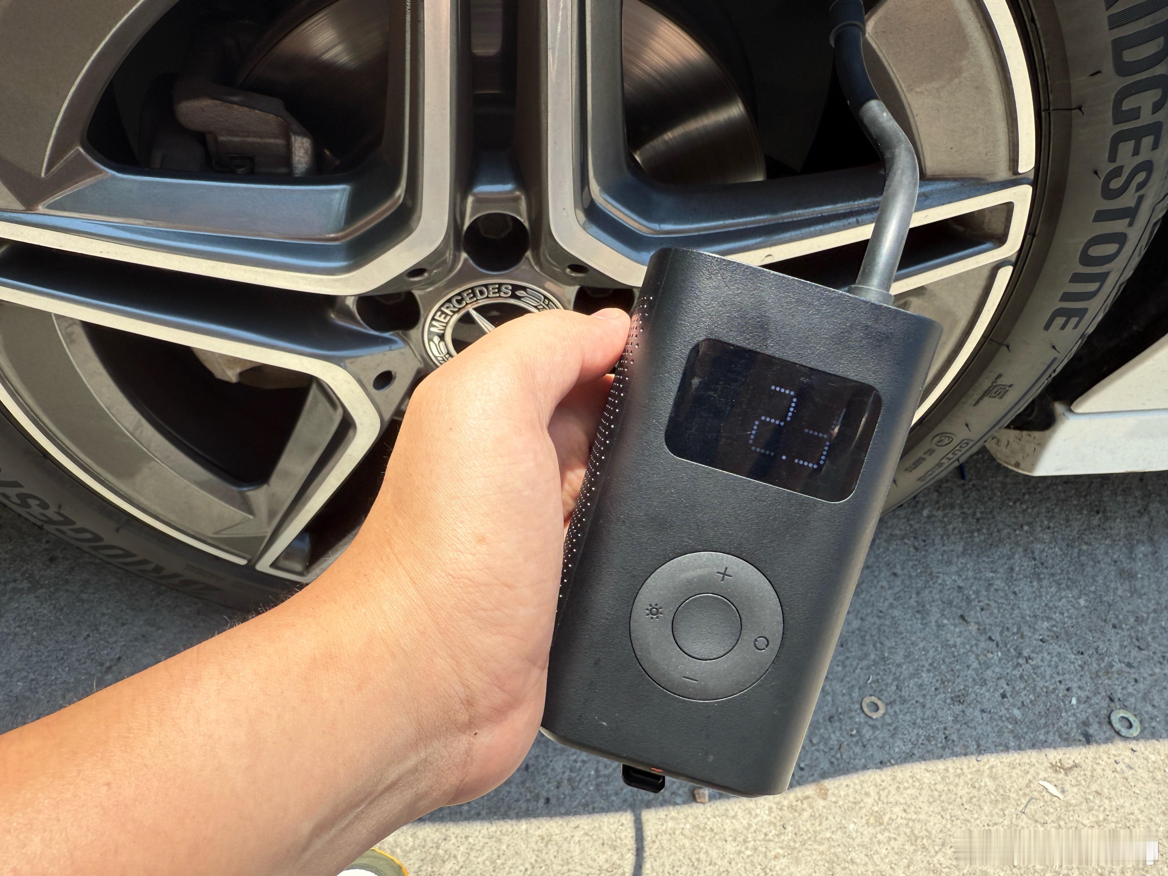 太久没开油车，今天开出去兜风发现胎压稍微低了一点，还好我每台车上都备着一个米家充