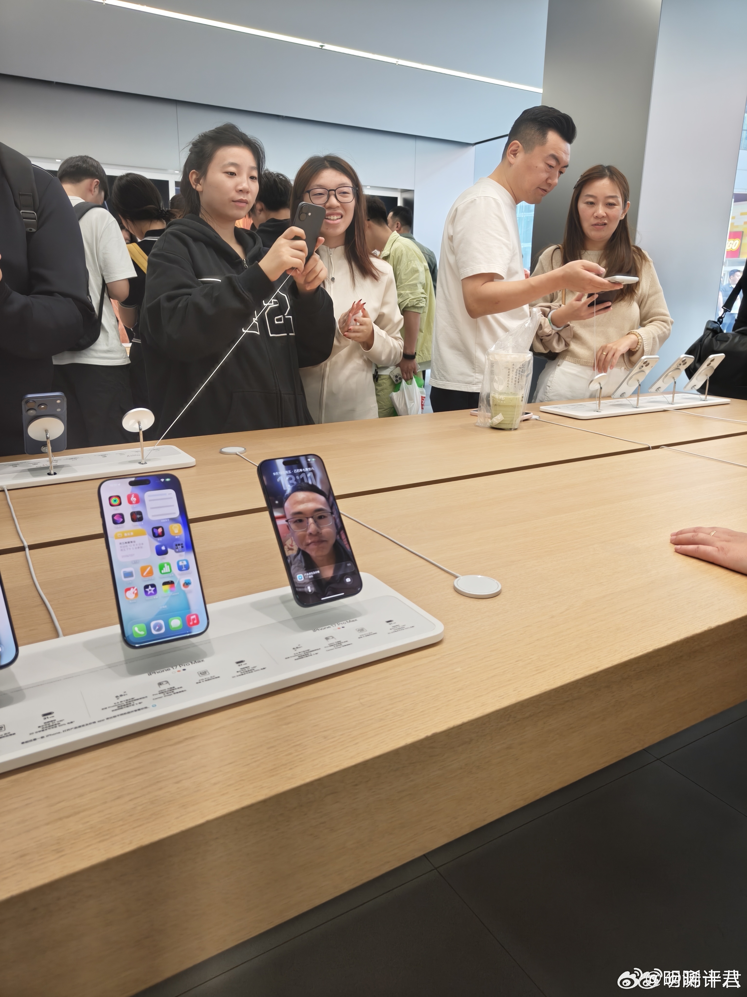 有人把苹果门店的iPhone 17 Pro Max展机的壁纸设置成了户晨风[允悲
