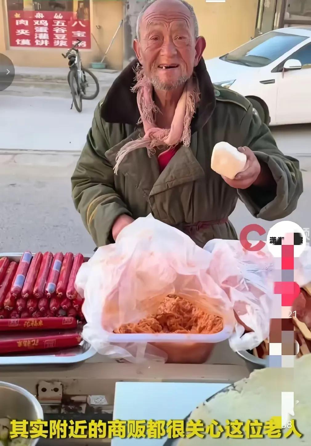 破防了！山东潍坊一个高三男生，默默给校门口智力缺陷的老爷爷送了3年烤肠，毕业前怕