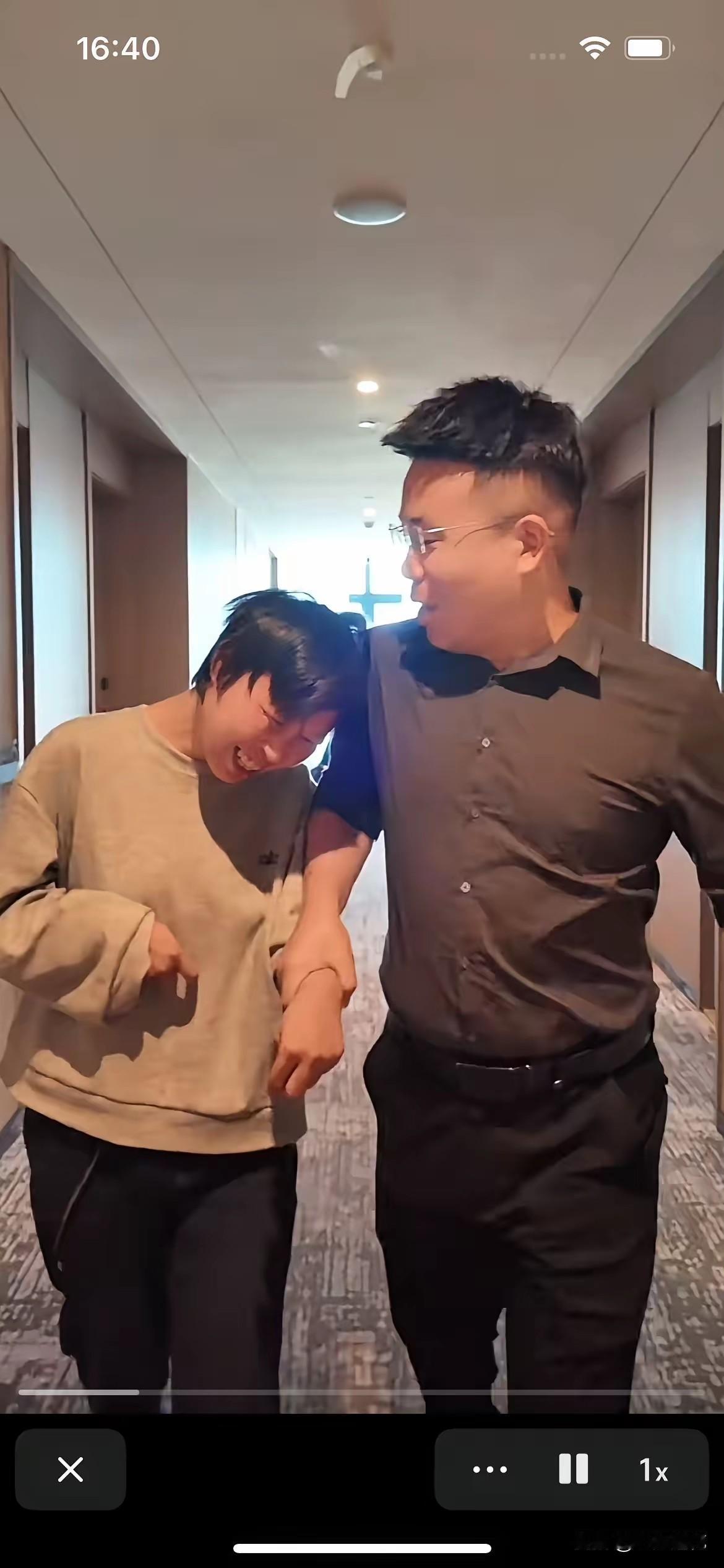 亮哥也是个人来疯，你们越说，我越和梦秋玩暧昧，越说流量越大，人为财死鸟为食亡，毕