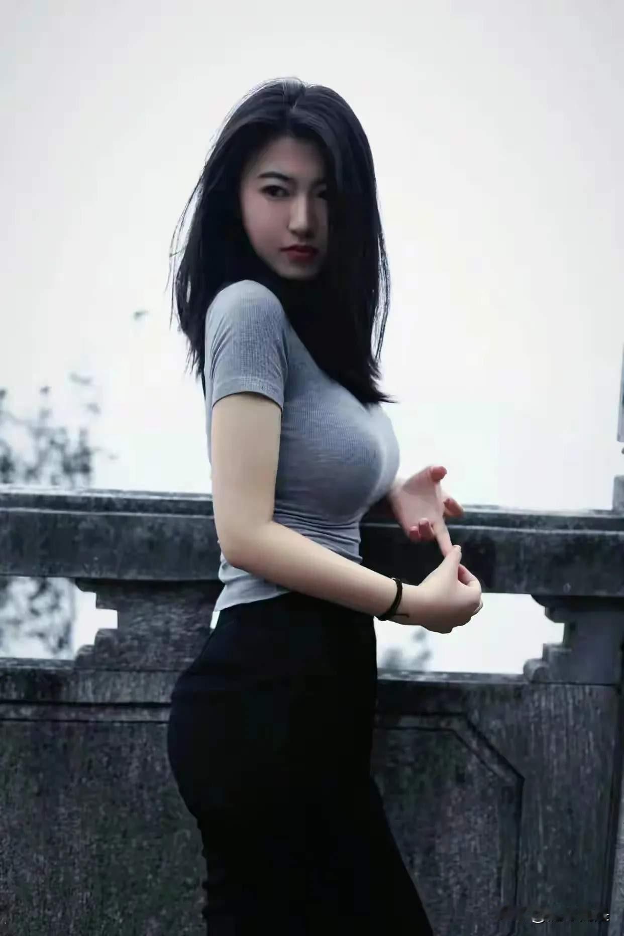 两组高颜值美女生活照，你看这两个女孩的颜值和表情如何啊，给一个评论吧！