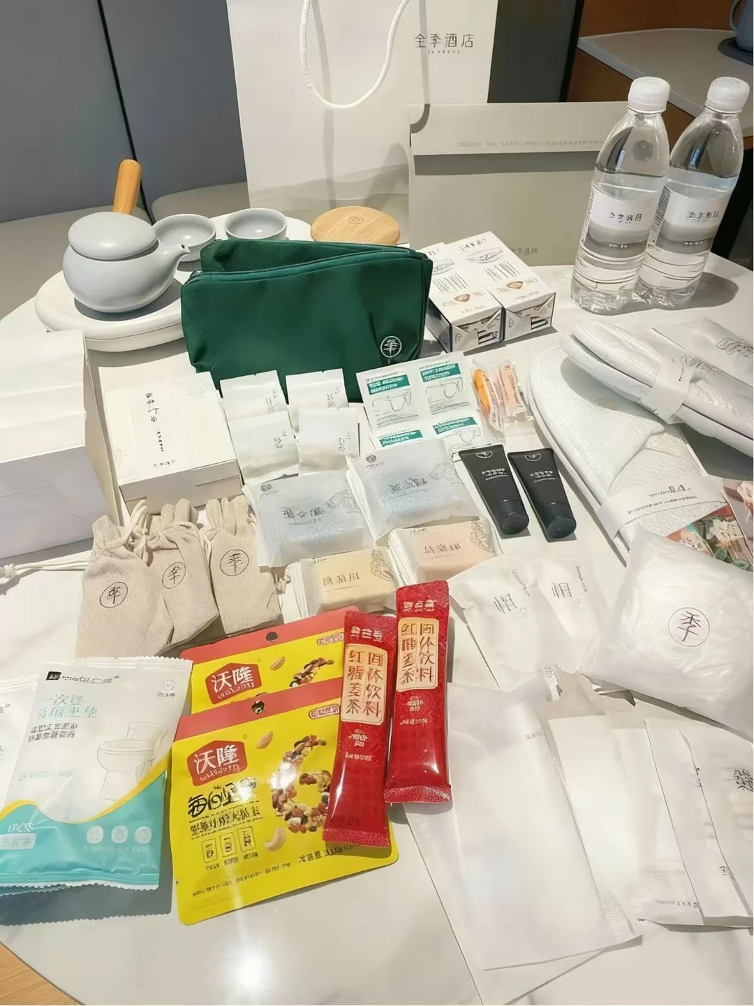 大学生住一晚全季的战利品🤩