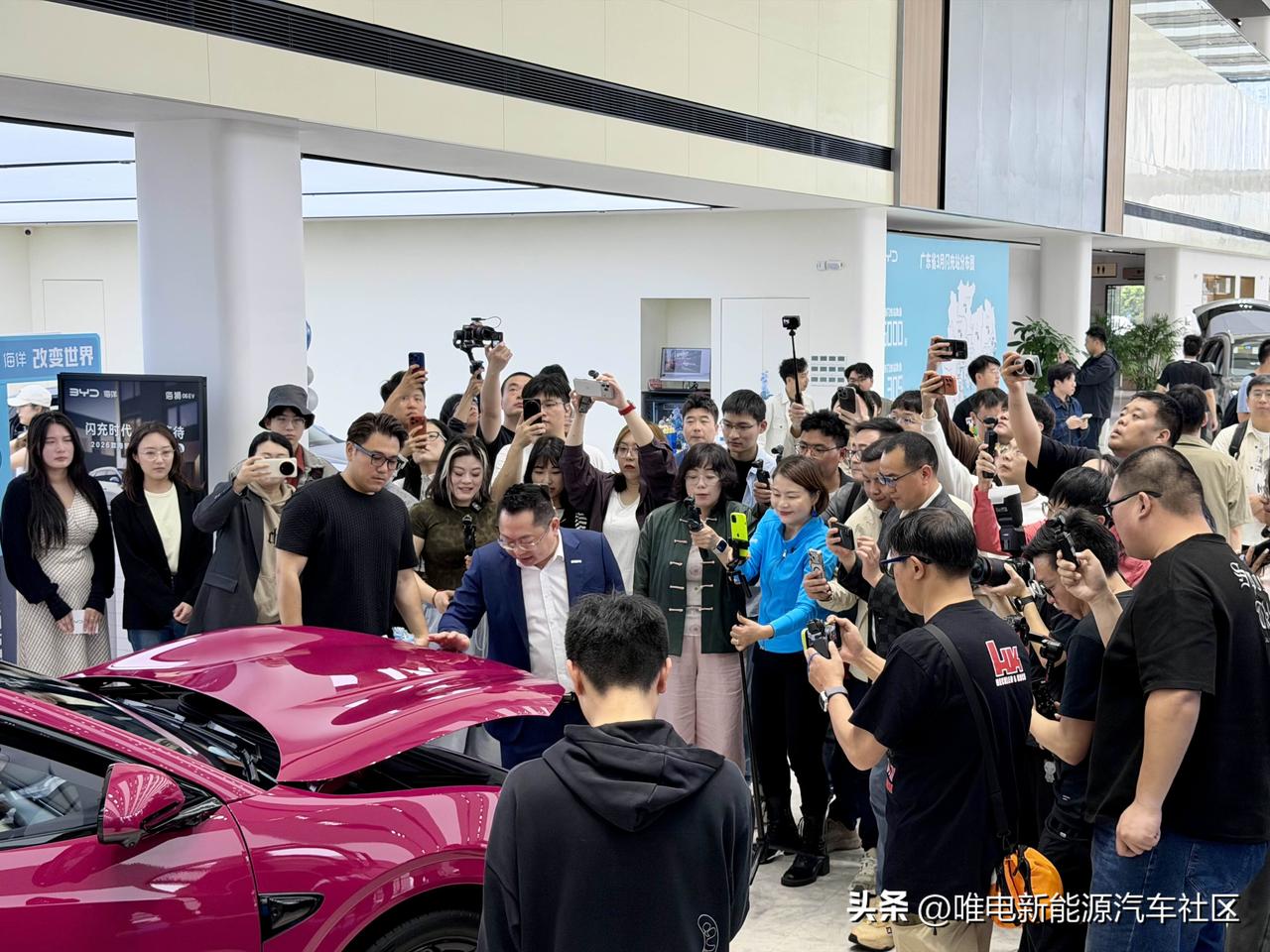 2026款海豹06GT开启正式交付了，首位车主是@向北不断电 [奸笑]
这场面[