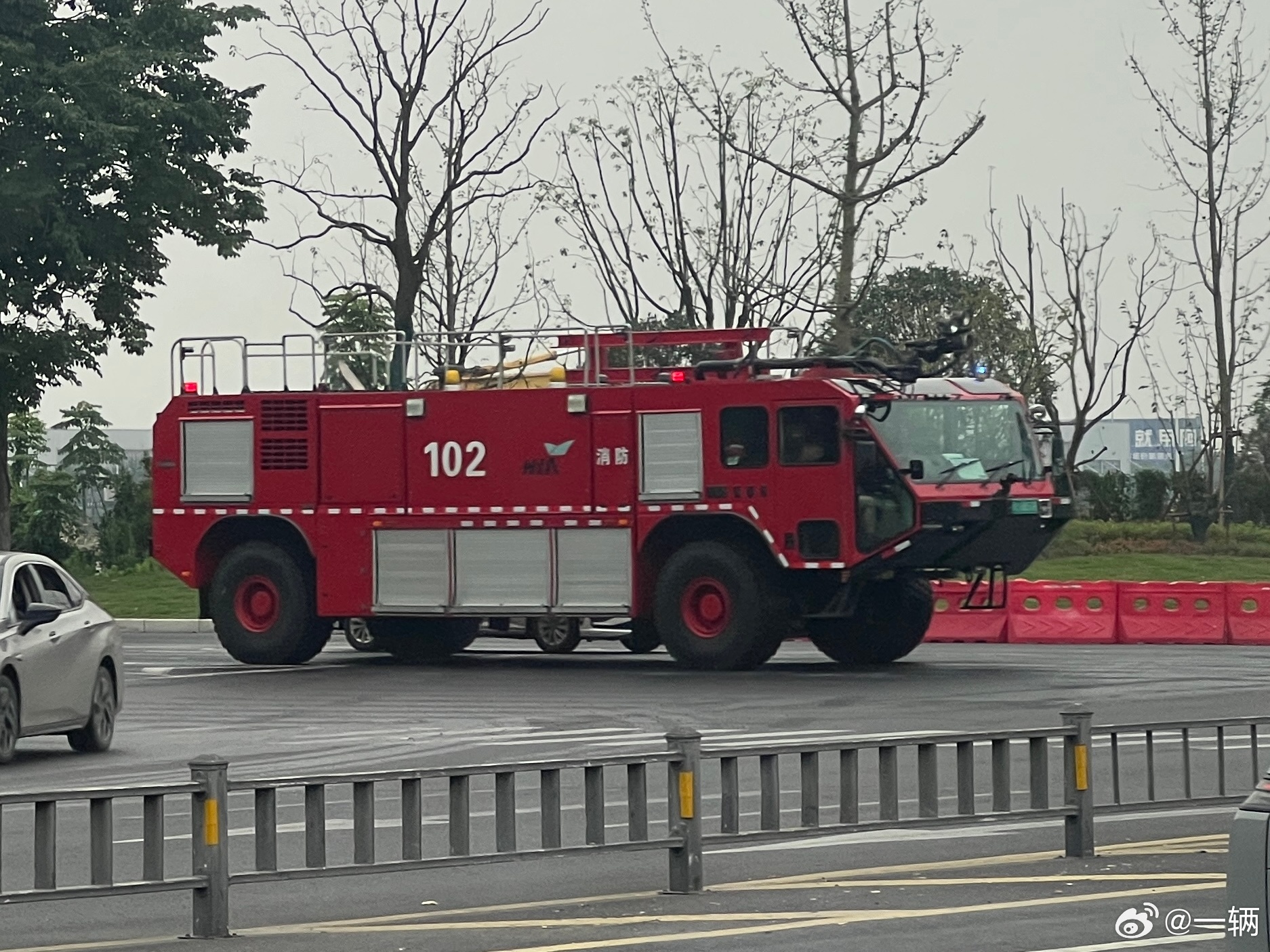 一直非常好奇~开这种能看到脚底下路面的消防车是什么感觉 