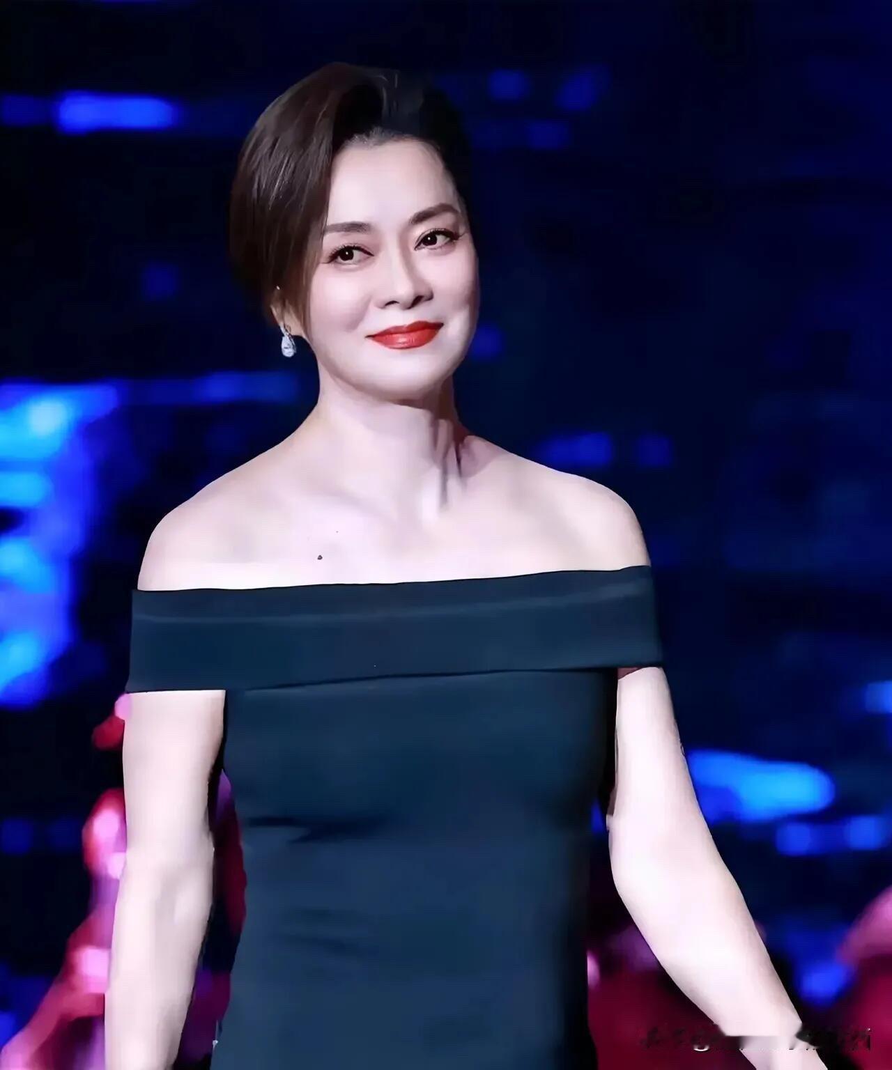 63岁的歌手毛阿敏，身高170，身材微微发福，这是中年女人最好的状态，不胖不瘦的