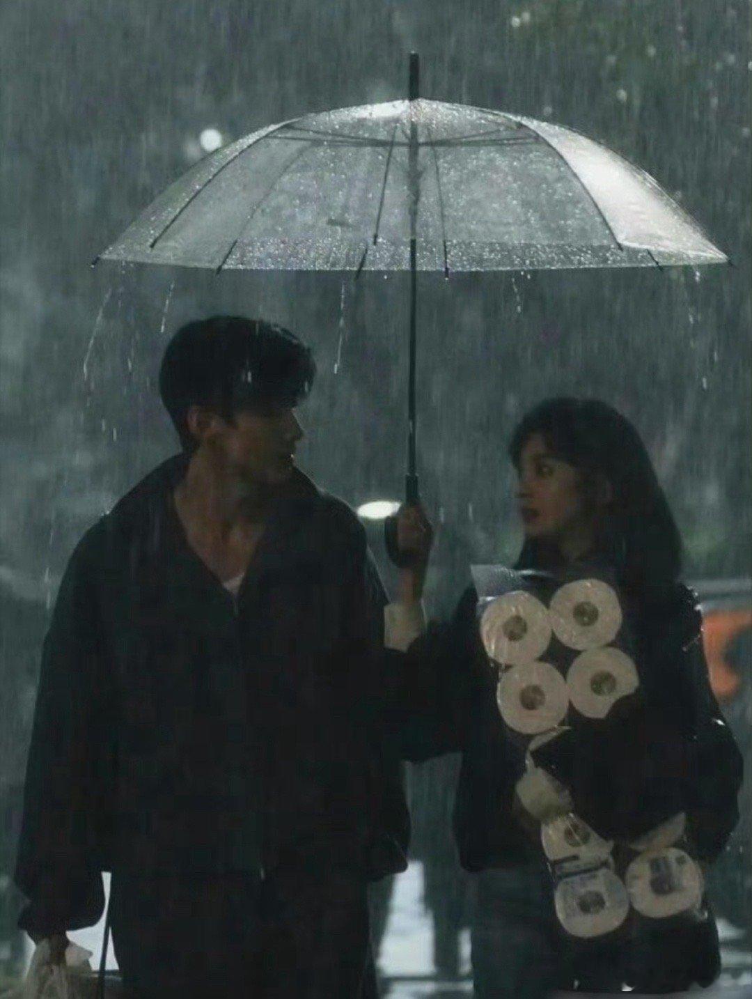 《难哄》雨中打伞，没什么别的意思，抱着一包纸感觉好破坏氛围…… ​​​