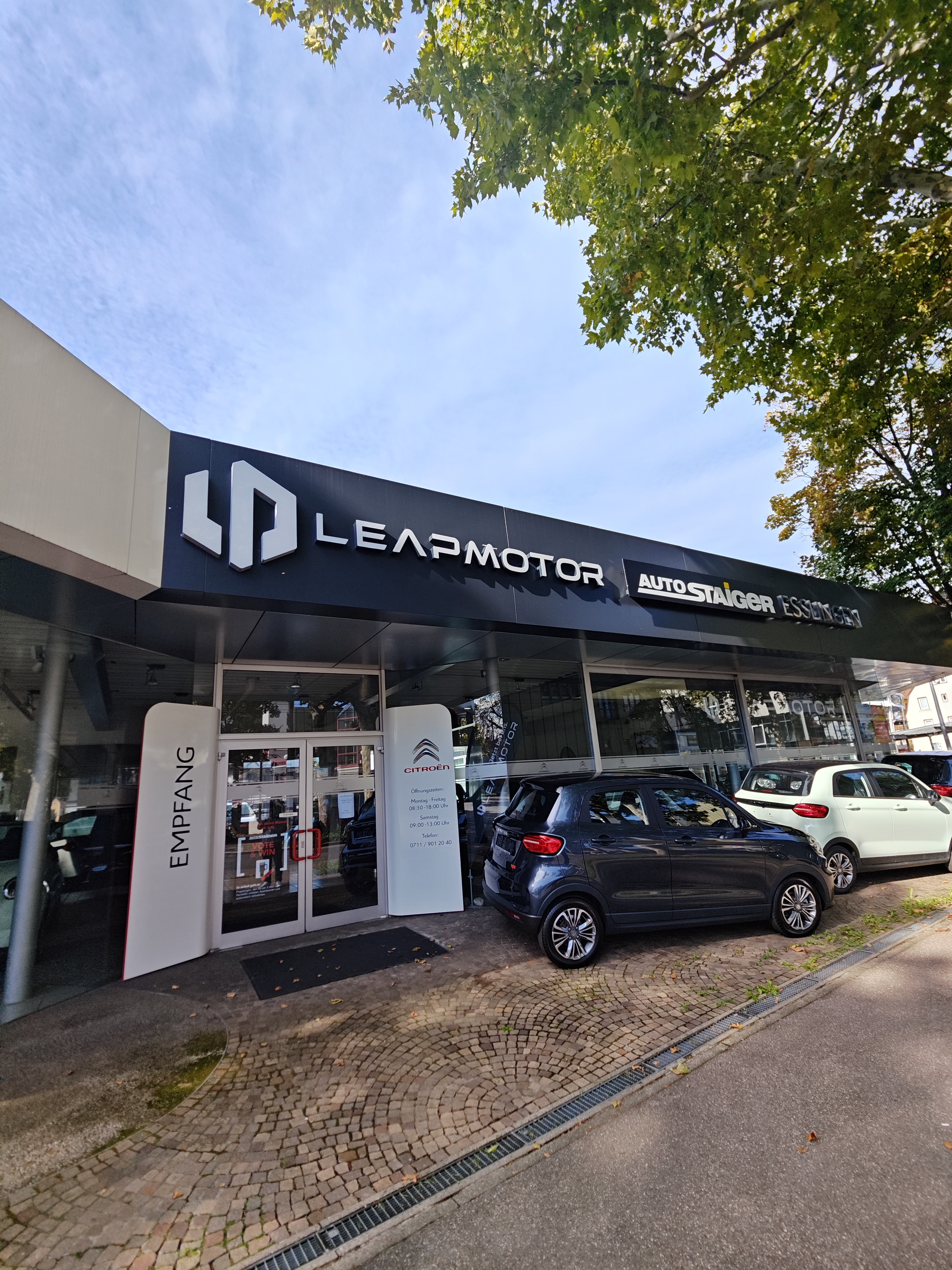 昨天探店遇到一件有意思的事之前斯图加特探的零跑店就在我们住的酒店隔壁但周六没有开