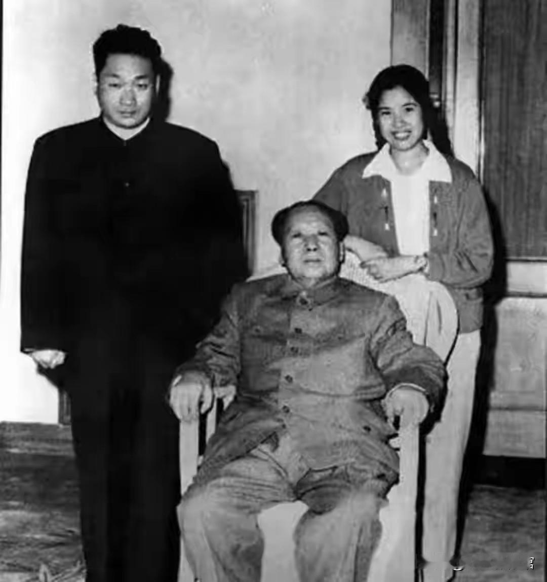 毛主席与儿子，儿媳合影