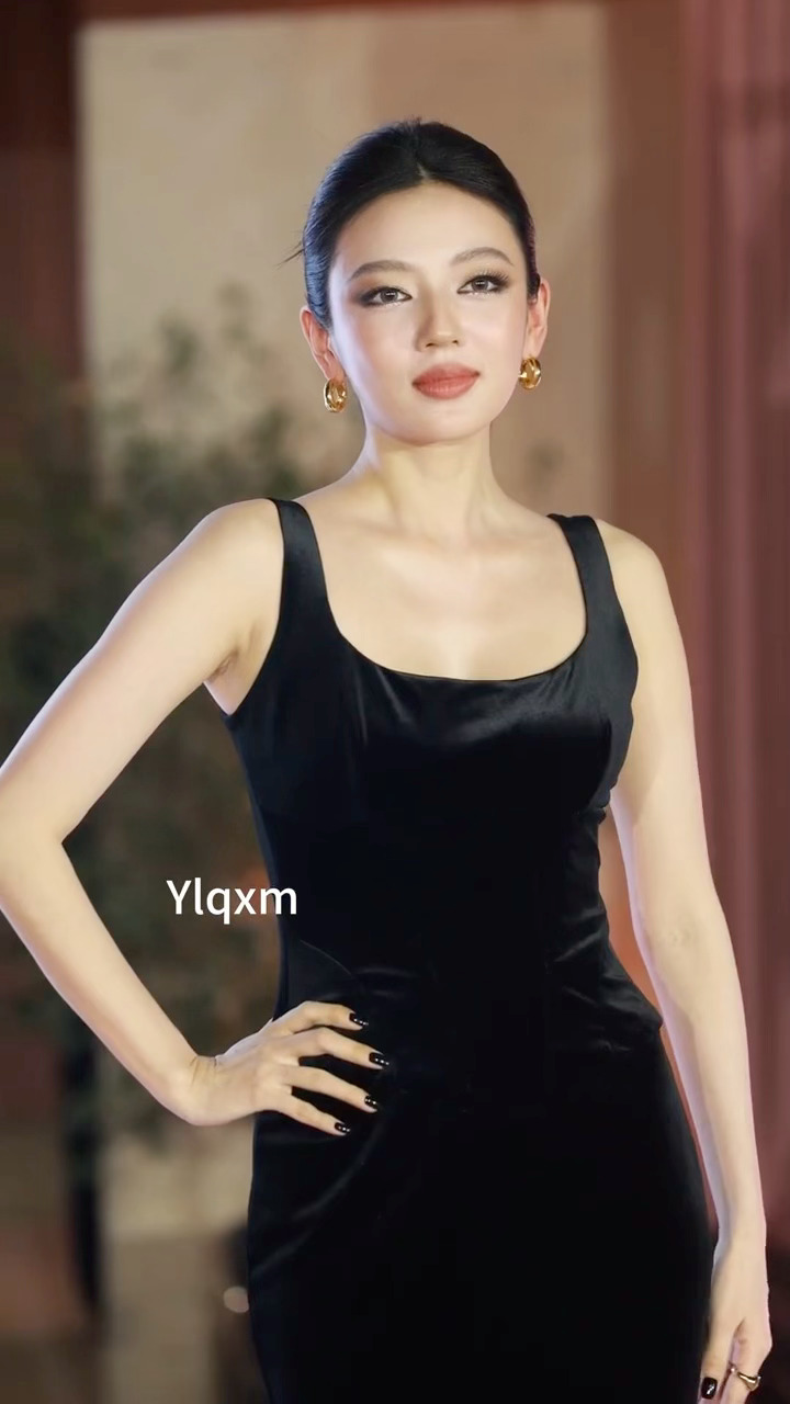 王亚飞确实不行 前天给何瑞贤画的妆显肿又显老 还不如美女平时自己画的呢！ 