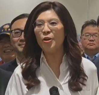 看到没有？不吹不黑。郑丽文低头哈腰的向日本地震捐款100万台币。中国大陆网友在问