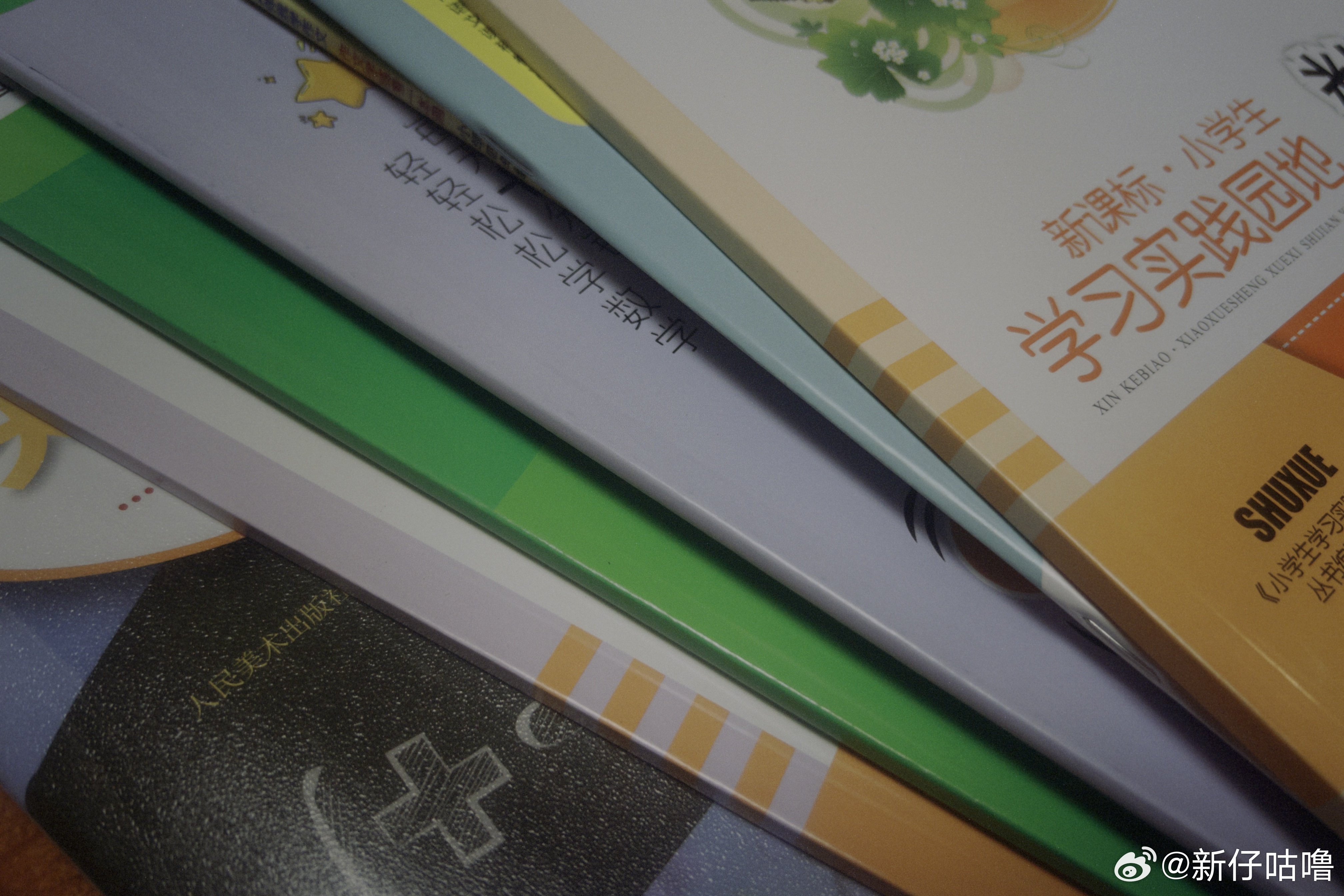 谁懂啊！为什么不能统一发书啊！今天又有七本书需要包！手残党真的要崩溃😭！第一本