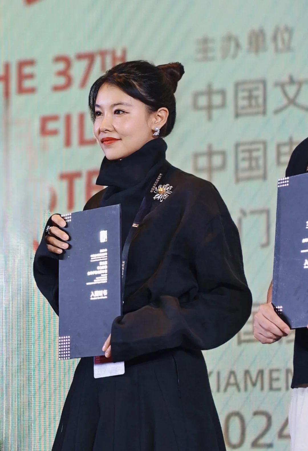 暂停一下，恭喜这位女士入围金鸡手机电影奖