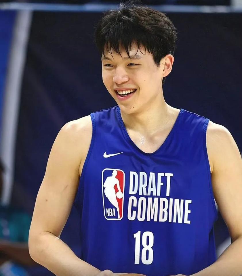 摆在杨瀚森面前估计还有个难题，那就是要不要回国参加亚洲杯？NBA夏季联赛在7月中